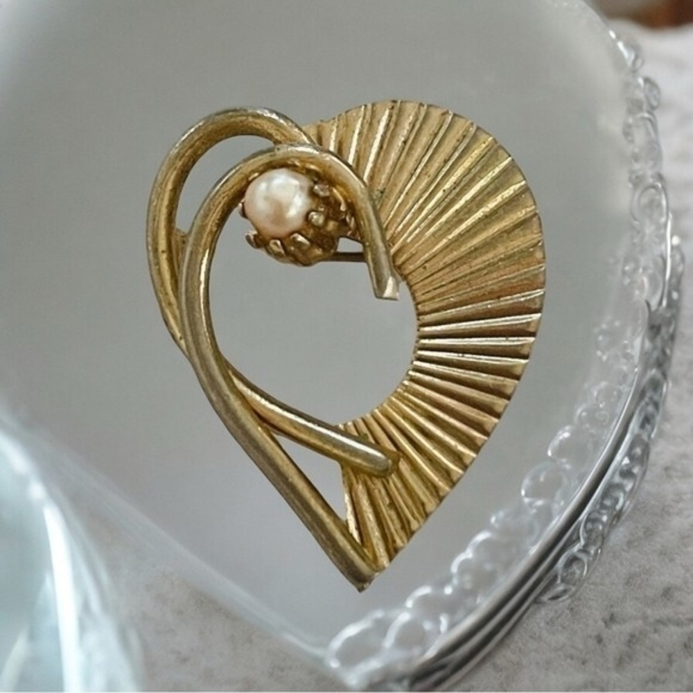 Vintage 1960s Heart Brooch 1.5" Gold Tone Pearl Accent Pin Textured Good